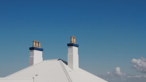 dwa kominy na dachu domu